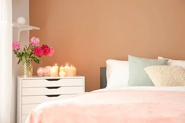 非常に熱い蝋燭が付いている寝室のインテリア — ストック写真