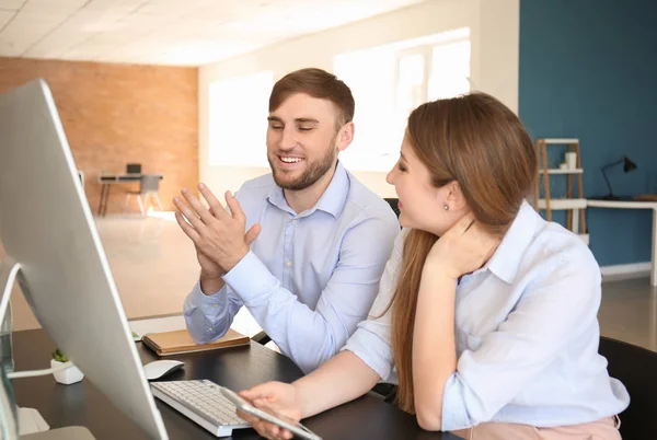 Empleados Que Tienen Reunión Negocios Oficina — Foto de Stock