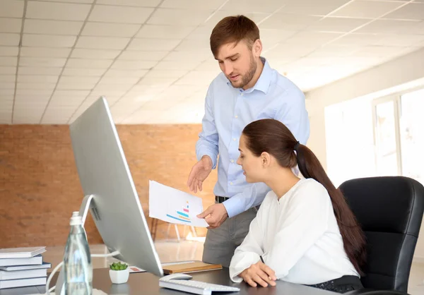 Empleados Que Tienen Reunión Negocios Oficina — Foto de Stock