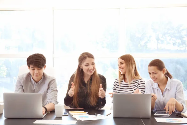 Reunião Equipe Negócios Que Trabalha Escritório — Fotografia de Stock