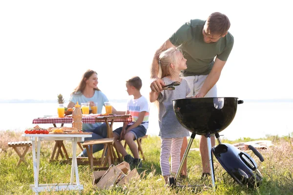 Joven Con Hija Cocinando Sabrosa Comida Parrilla Barbacoa Aire Libre —  Fotos de Stock