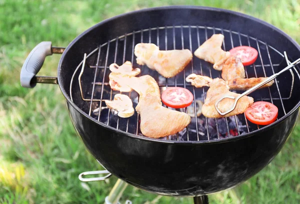 Koken Kip Vleugels Grill Champignons Tomaten Barbecue Buitenshuis — Stockfoto