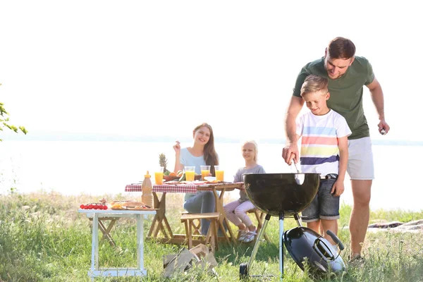 Joven Con Hijo Cocinando Sabrosa Comida Parrilla Barbacoa Aire Libre —  Fotos de Stock