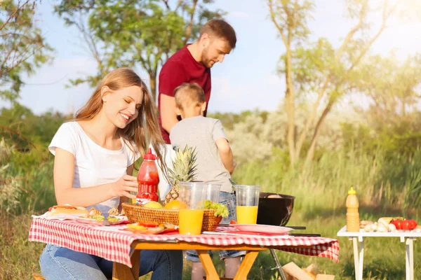 Young Family Summer Picnic Park — Stock Photo, Image