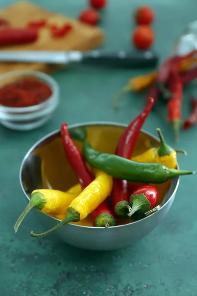 Kom Met Verse Chilipepers Groene Achtergrond — Stockfoto