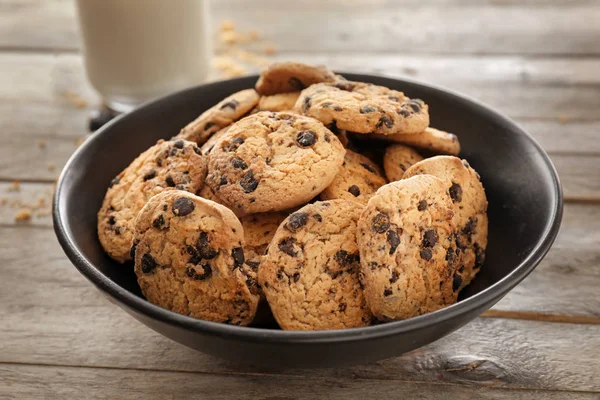 Prato Com Deliciosos Biscoitos Chocolate Mesa Madeira — Fotografia de Stock