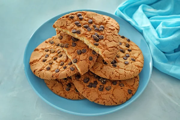 Plaat Met Heerlijke Chocolade Chip Cookies Tafel — Stockfoto