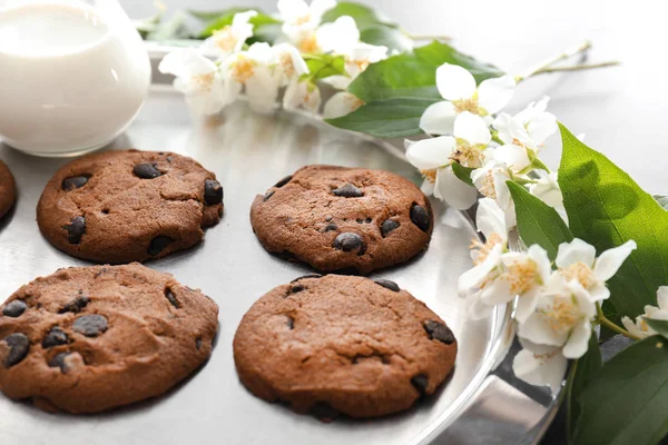 Prato Com Deliciosos Biscoitos Chocolate Mesa Close — Fotografia de Stock