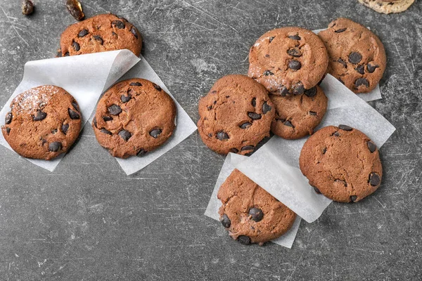 Deliciosos Biscoitos Com Chips Chocolate Fundo Escuro — Fotografia de Stock