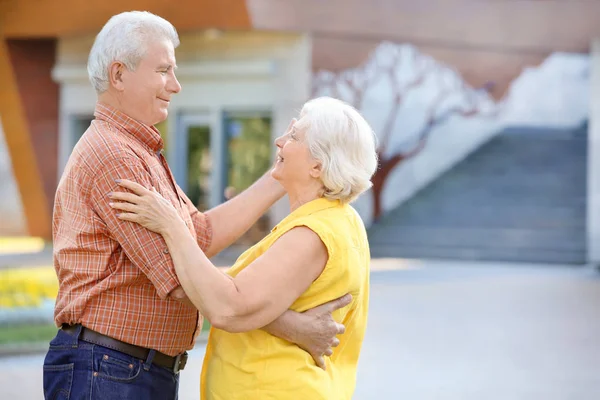 Feliz Pareja Madura Bailando Aire Libre —  Fotos de Stock