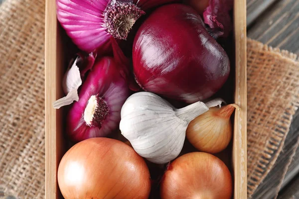 Crate Onions Garlic Table Closeup — Stock Photo, Image