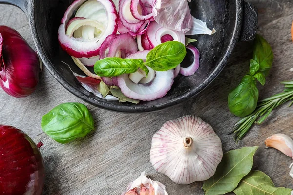 Taze soğan ve sarımsak ahşap arka plan üzerinde kase