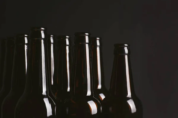 Botellas Vidrio Cerveza Fría Sobre Fondo Oscuro Primer Plano —  Fotos de Stock