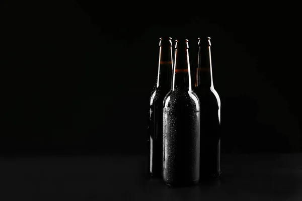 Botellas Vidrio Cerveza Fría Sobre Fondo Oscuro — Foto de Stock