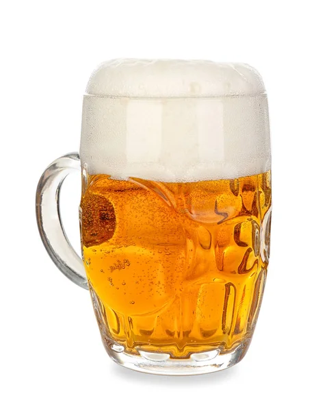 白い背景の上の冷たいビールのマグカップ — ストック写真