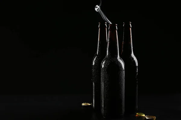 Garrafas Vidro Cerveja Gelada Fundo Escuro — Fotografia de Stock