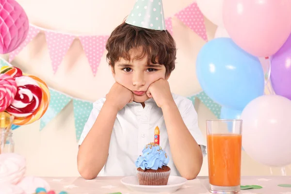Menino Infeliz Com Chapéu Festa Cupcake Seu Aniversário Casa — Fotografia de Stock