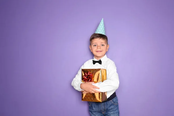 Χαριτωμένο Μικρό Αγόρι Δώρο Για Γενέθλιά Του Στο Χρώμα Φόντου — Φωτογραφία Αρχείου
