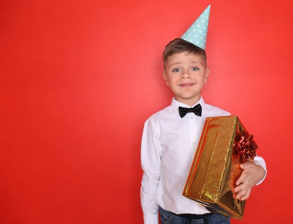 Menino Bonito Com Presente Para Seu Aniversário Fundo Cor — Fotografia de Stock