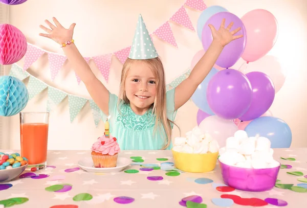 Linda Niña Celebrando Cumpleaños Casa — Foto de Stock