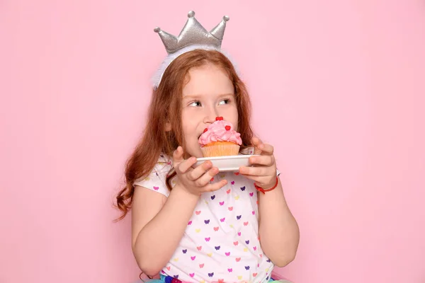 Menina Bonito Comer Aniversário Cupcake Cor Fundo — Fotografia de Stock