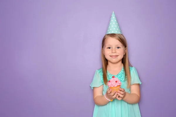 Roztomilé Holčička Narozeninovým Cupcake Barevném Pozadí — Stock fotografie