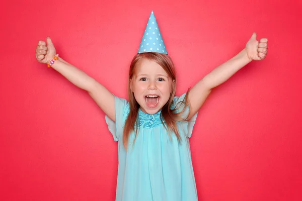 Linda Niña Con Sombrero Cumpleaños Que Muestra Gesto Pulgar Hacia —  Fotos de Stock