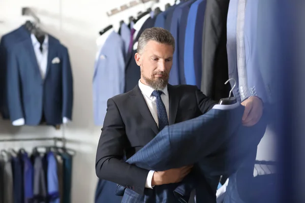Schöner Reifer Mann Wählt Kleidung Geschäft — Stockfoto