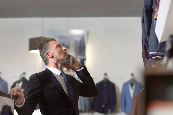 Schöner Reifer Mann Eleganten Anzug Der Auf Dem Handy Spricht — Stockfoto