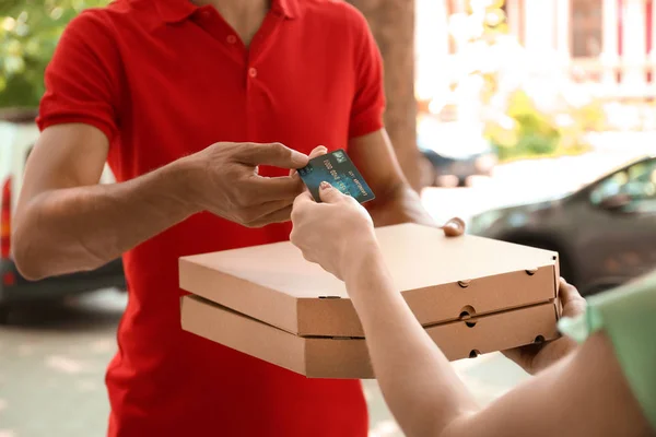 Jovem Pagar Pizza Com Cartão Crédito Porta Serviço Entrega Alimentos — Fotografia de Stock
