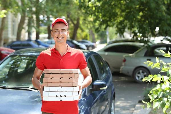 Junger Mann Mit Pizzakartons Freien Essenslieferdienst — Stockfoto