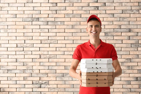 Jovem Com Caixas Pizza Contra Parede Tijolos Serviço Entrega Alimentos — Fotografia de Stock