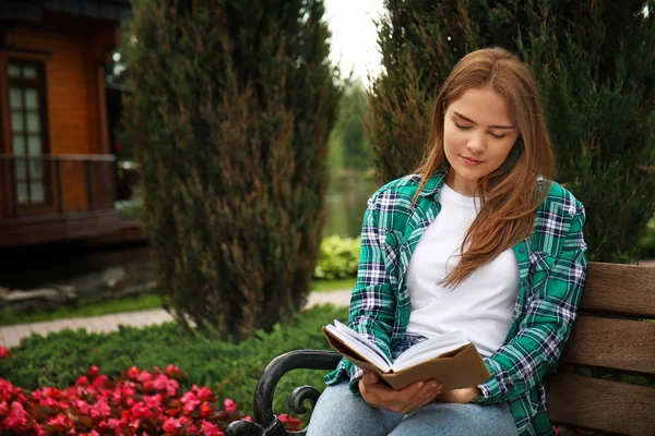 Young Woman Reading Book While Sitting Wooden Bench Park — Stock Photo, Image