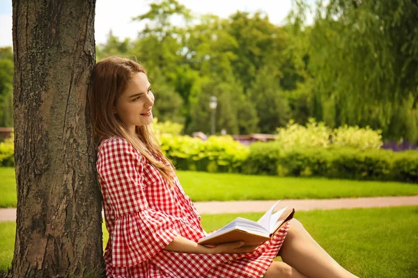 Young Woman Reading Book While Sitting Tree Park — Stock Photo, Image