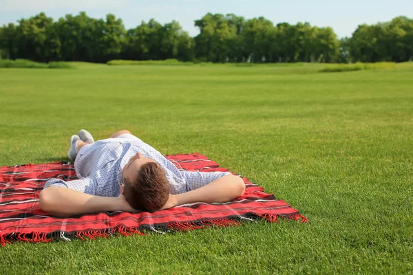 Jeune Homme Relaxant Sur Carreaux Extérieur — Photo