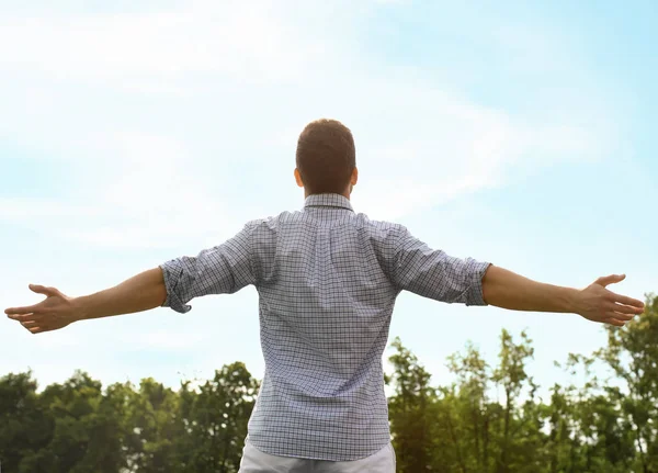 Joven Disfrutando Del Sol Aire Libre — Foto de Stock