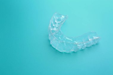 Renk arka plan üzerinde oklüzal splint
