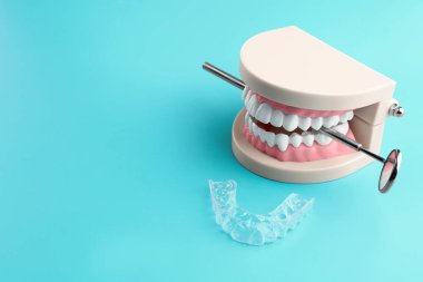 Yapay çene, diş ayna ve renk arka plan üzerinde oklüzal splint