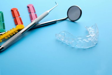 Diş aletleri ve renk arka plan üzerinde oklüzal splint