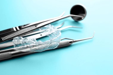 Diş aletleri ve renk arka plan, closeup oklüzal splint