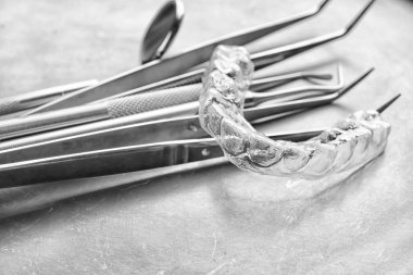 Tepsi diş aletleri ve oklüzal splint, closeup ile