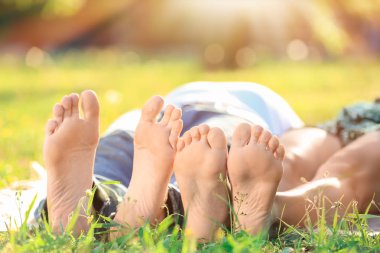 Mutlu çiftimiz parkta çim üzerinde yalan