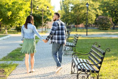 Park bahar gününde mutlu çift