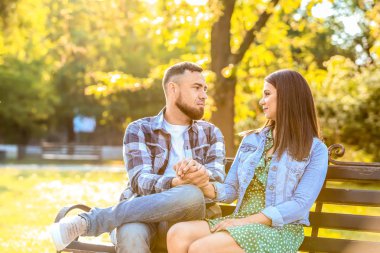 Mutlu çiftimiz parkta bahar gününde dinlenme