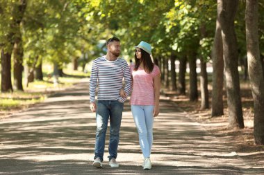 Mutlu çiftimiz parkta bahar gününde yürüyüş