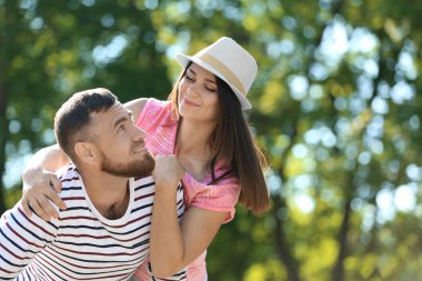 Park bahar gününde mutlu çift