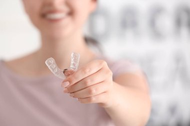 Açık renkli, closeup oklüzal splint tutan kadın