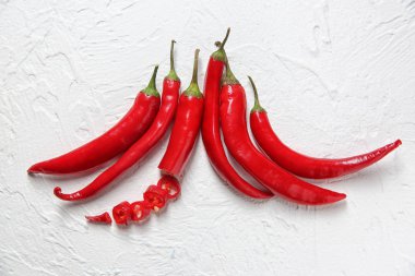 Işık arka plan üzerinde taze biber