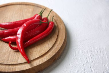 Ahşap tahta üzerinde açık renkli taze biber ile