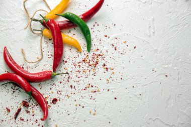 Açık renkli taze ve kuru biber